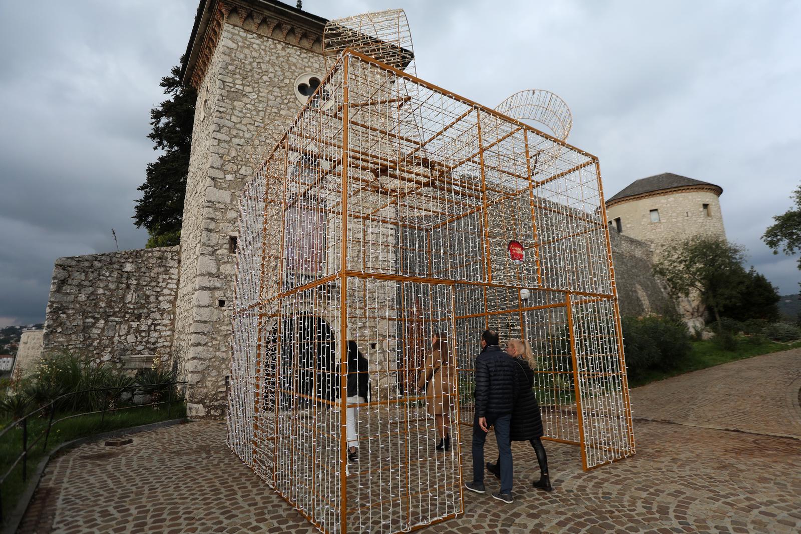 Trsatsku gradinu osvijetlit će više od 12 kilometara lampica Trsatsku gradinu osvijetlit će više od 12 kilometara lampica
