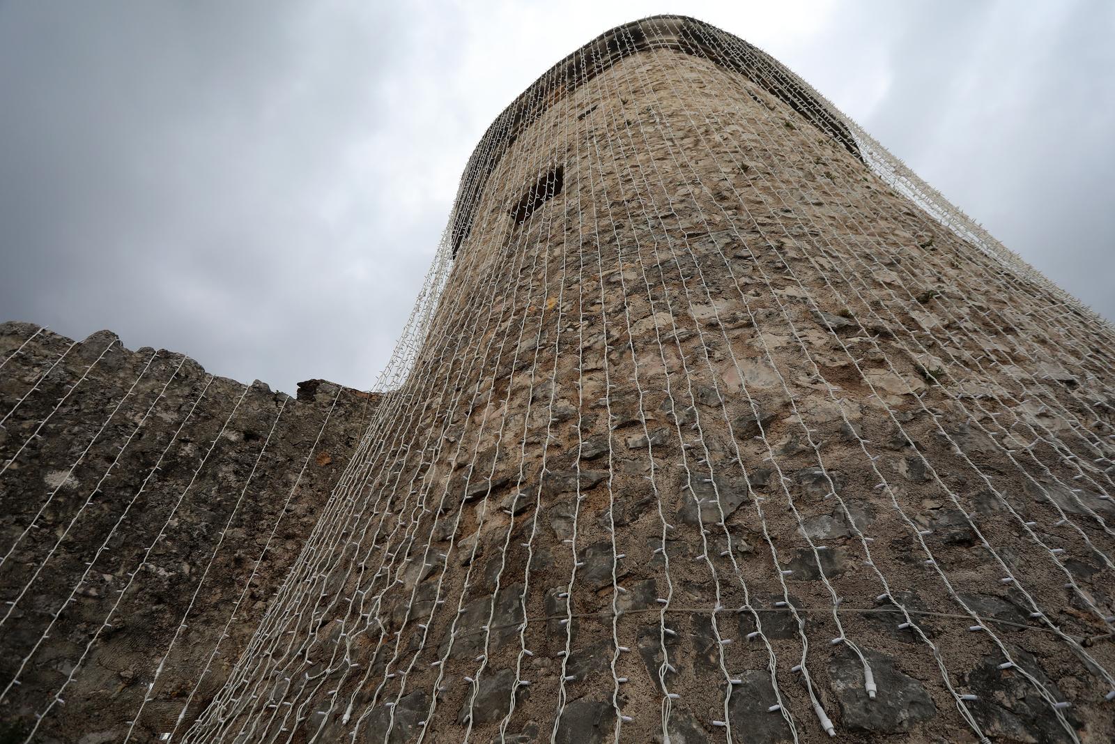 Trsatsku gradinu osvijetlit će više od 12 kilometara lampica Trsatsku gradinu osvijetlit će više od 12 kilometara lampica