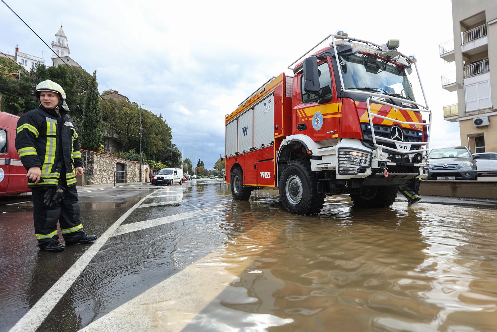 Potop u Novom Vinodolskom, zatvorene ceste