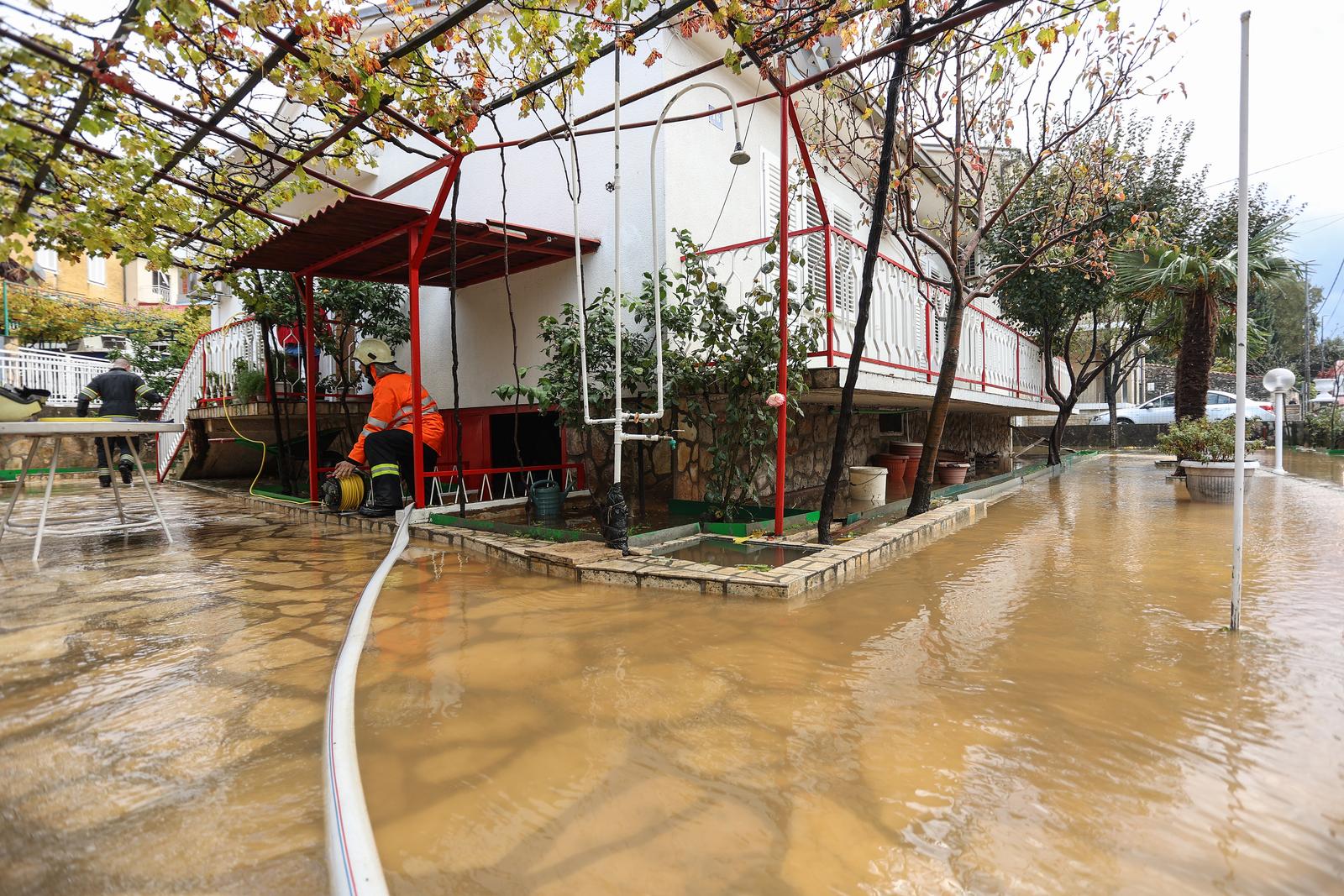 Potop u Novom Vinodolskom, zatvorene ceste