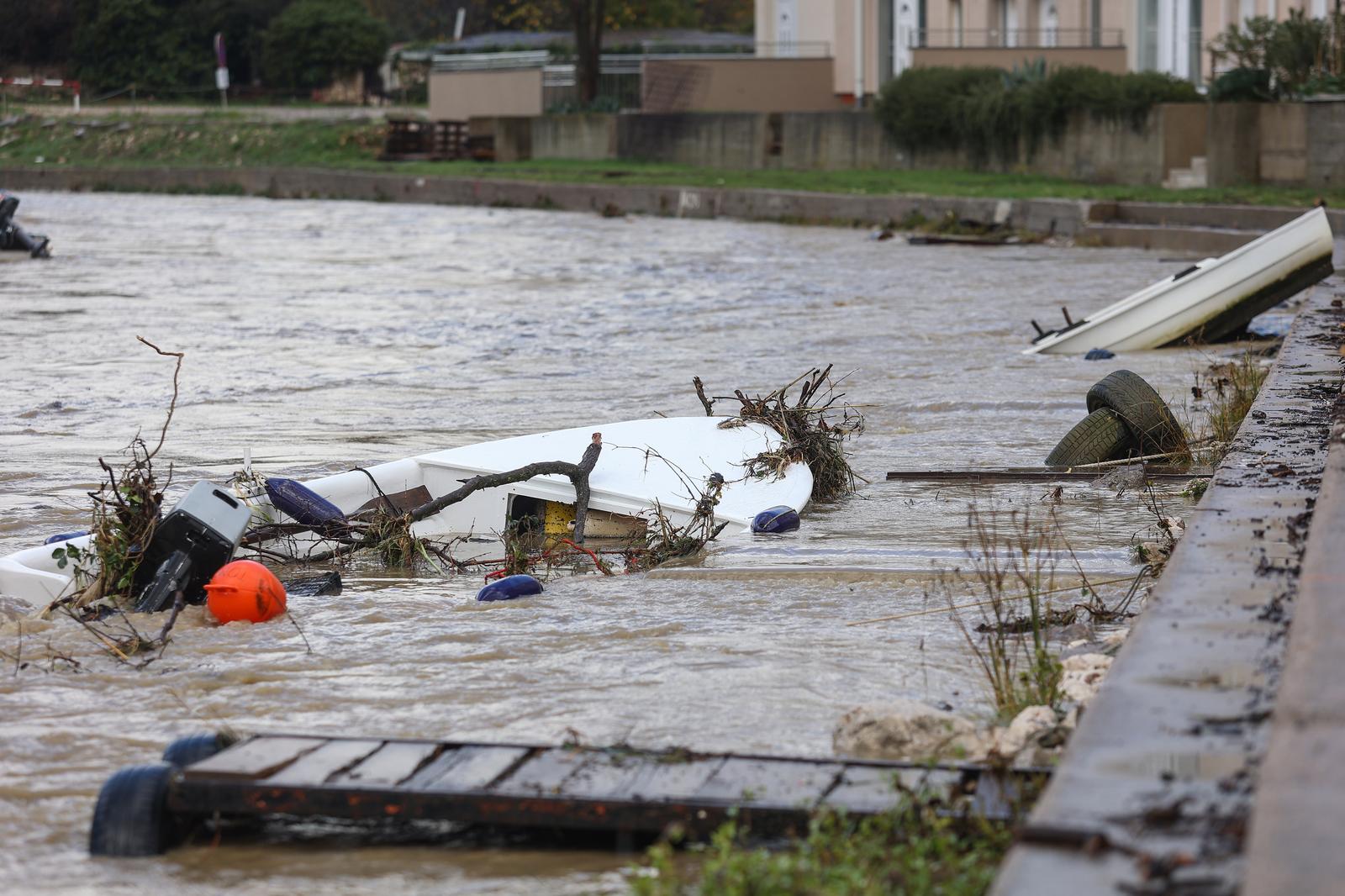 Potop u Novom Vinodolskom, zatvorene ceste