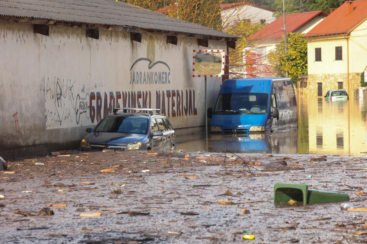 Potop u Novom Vinodolskom, zatvorene ceste