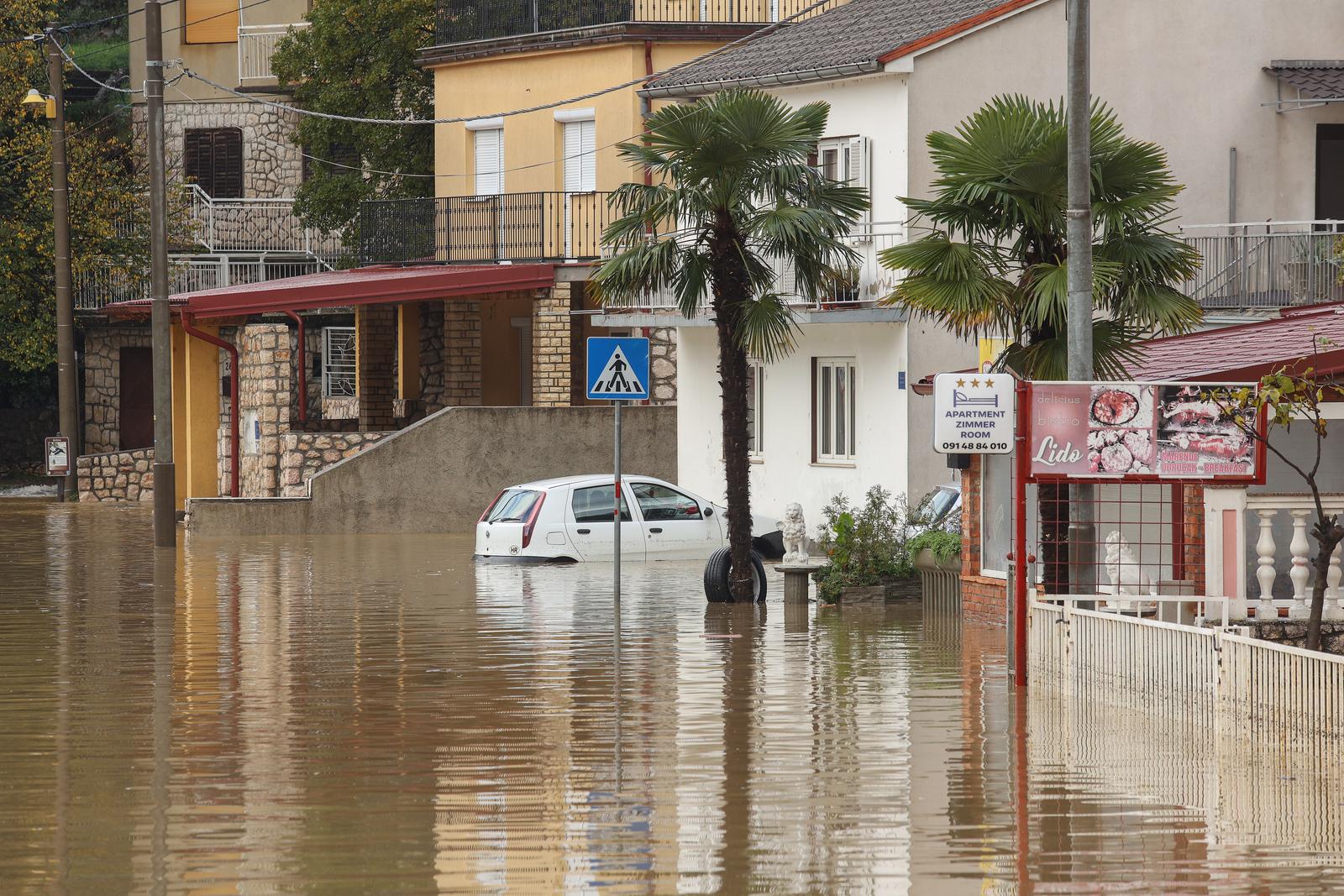 Potop u Novom Vinodolskom, zatvorene ceste