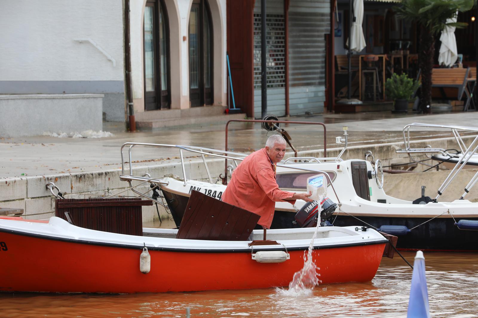 Vodena bujica potopila Malinsku Vodena bujica potopila Malinsku