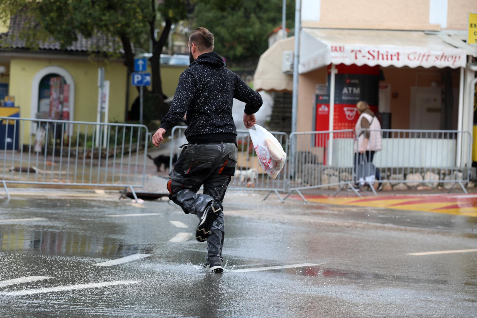 Vodena bujica potopila Malinsku Vodena bujica potopila Malinsku