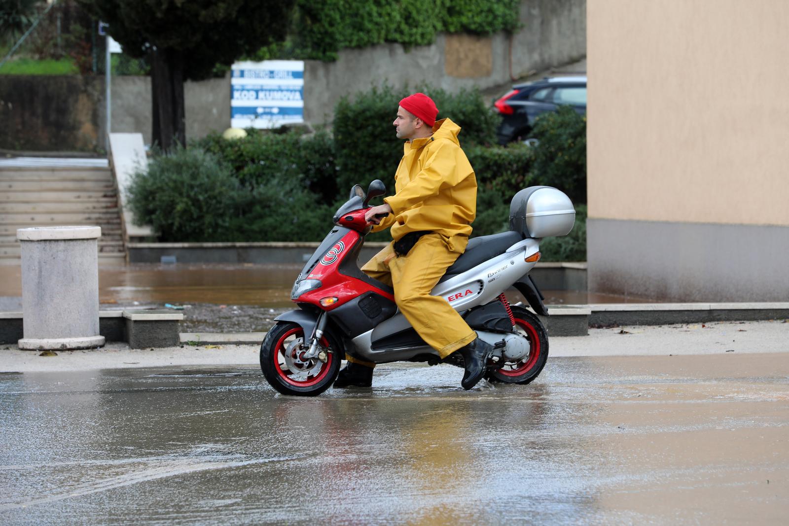 Vodena bujica potopila Malinsku Vodena bujica potopila Malinsku