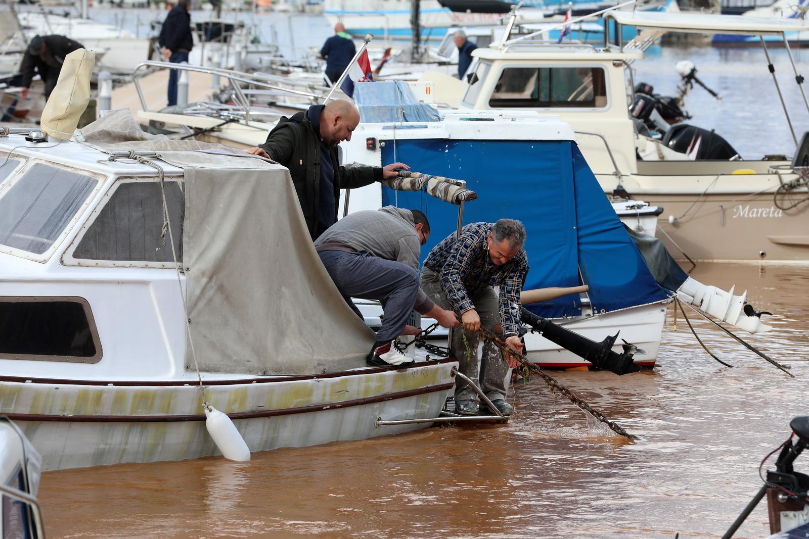 Vodena bujica potopila Malinsku Vodena bujica potopila Malinsku