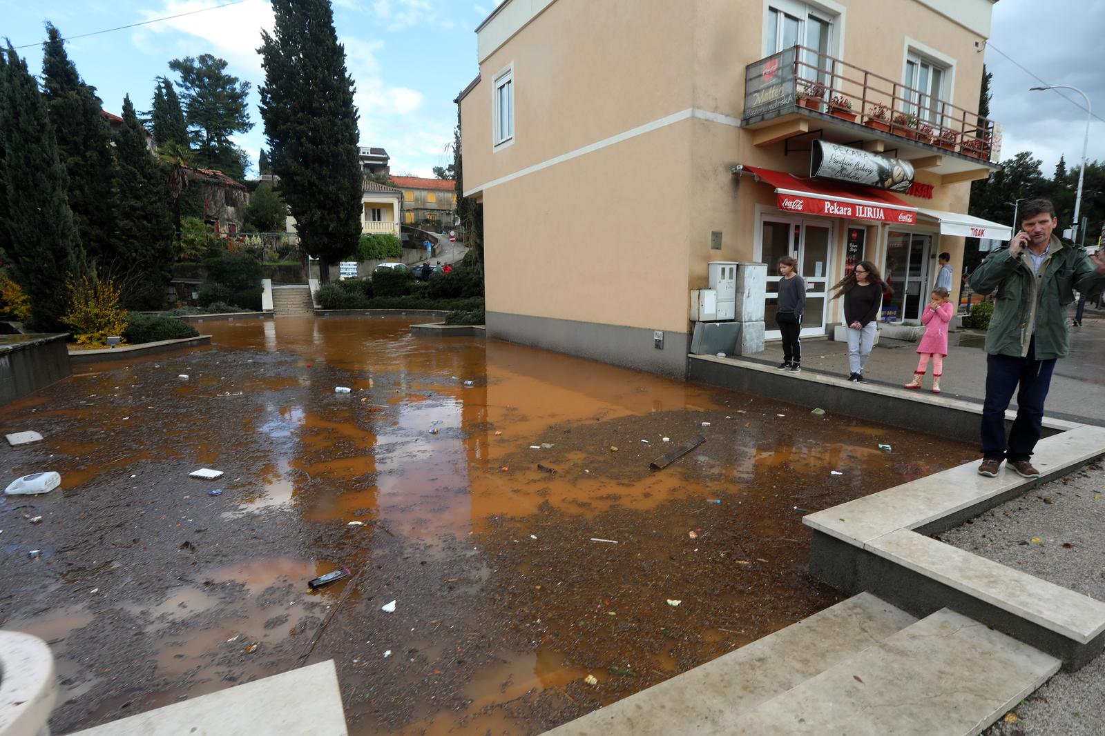 Vodena bujica potopila Malinsku Vodena bujica potopila Malinsku