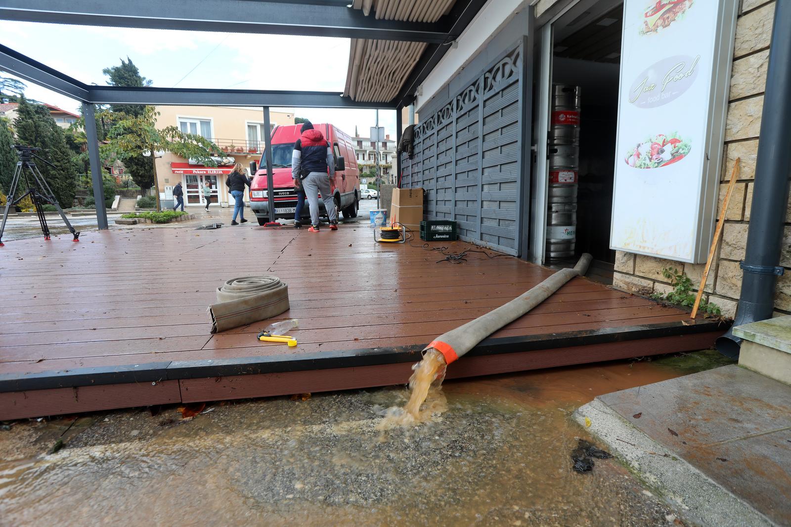 Vodena bujica potopila Malinsku Vodena bujica potopila Malinsku