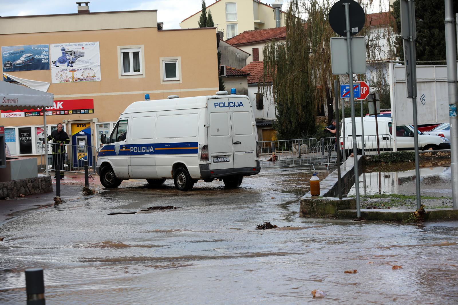 Vodena bujica potopila Malinsku Vodena bujica potopila Malinsku