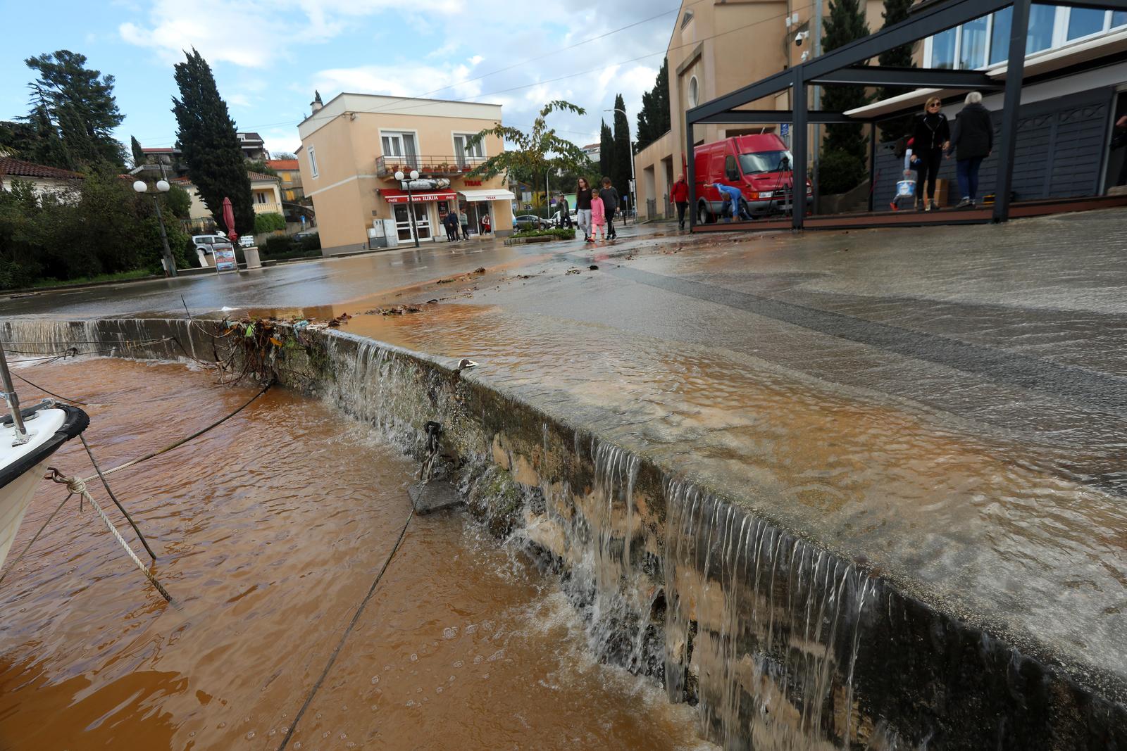 Vodena bujica potopila Malinsku Vodena bujica potopila Malinsku