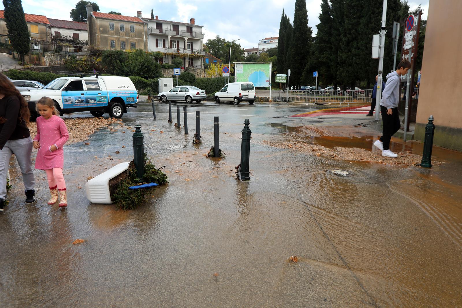 Vodena bujica potopila Malinsku Vodena bujica potopila Malinsku