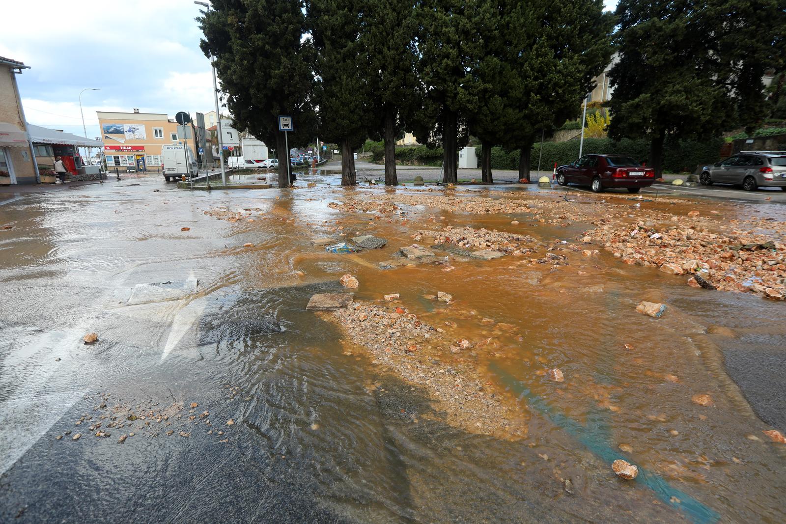 Vodena bujica potopila Malinsku Vodena bujica potopila Malinsku