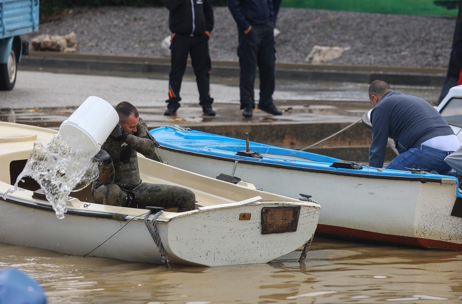 Potop u Novom Vinodolskom, zatvorene ceste
