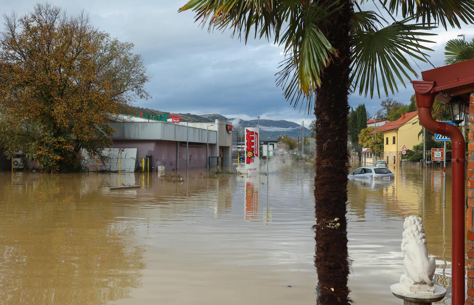 Potop u Novom Vinodolskom, zatvorene ceste