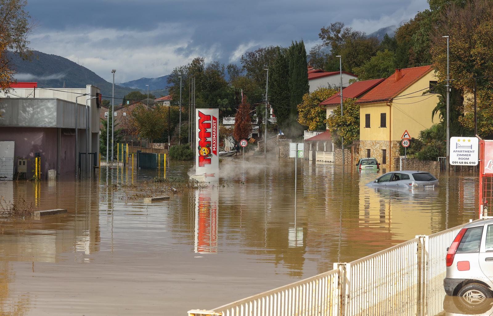 Potop u Novom Vinodolskom, zatvorene ceste
