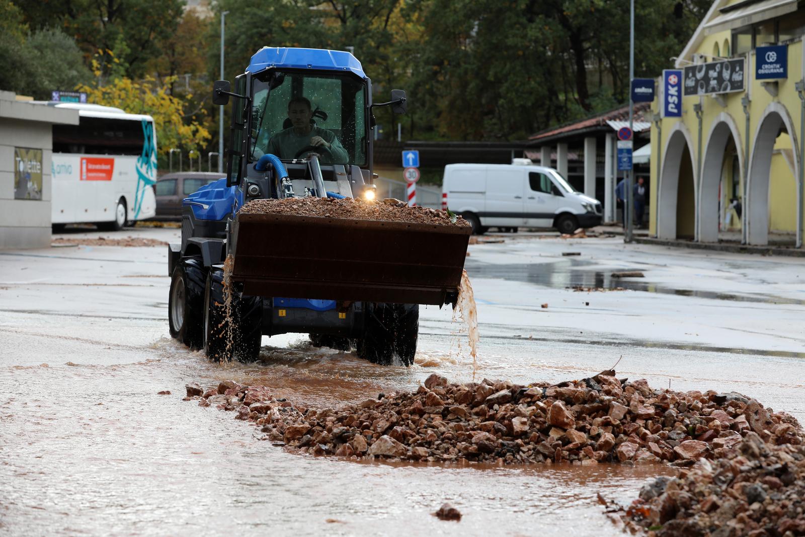 Vodena bujica potopila Malinsku Vodena bujica potopila Malinsku