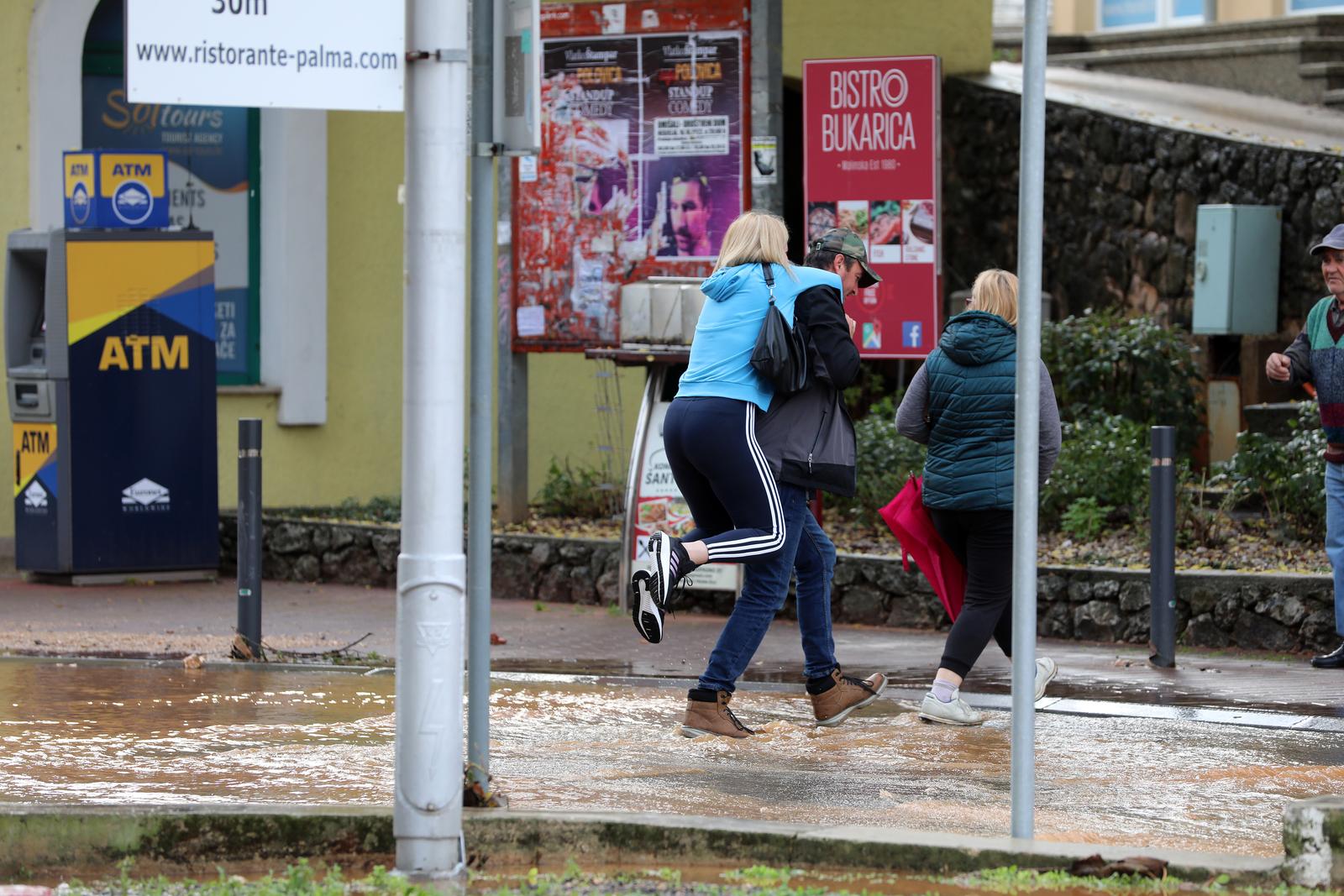 Vodena bujica potopila Malinsku Vodena bujica potopila Malinsku
