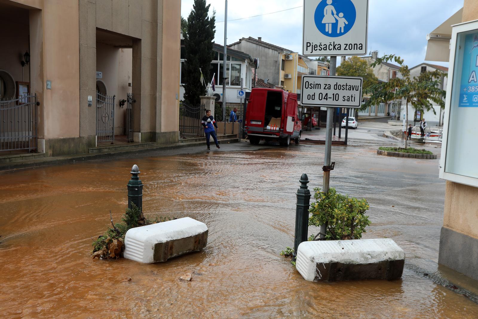 Vodena bujica potopila Malinsku Vodena bujica potopila Malinsku