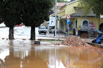 Vodena bujica potopila Malinsku