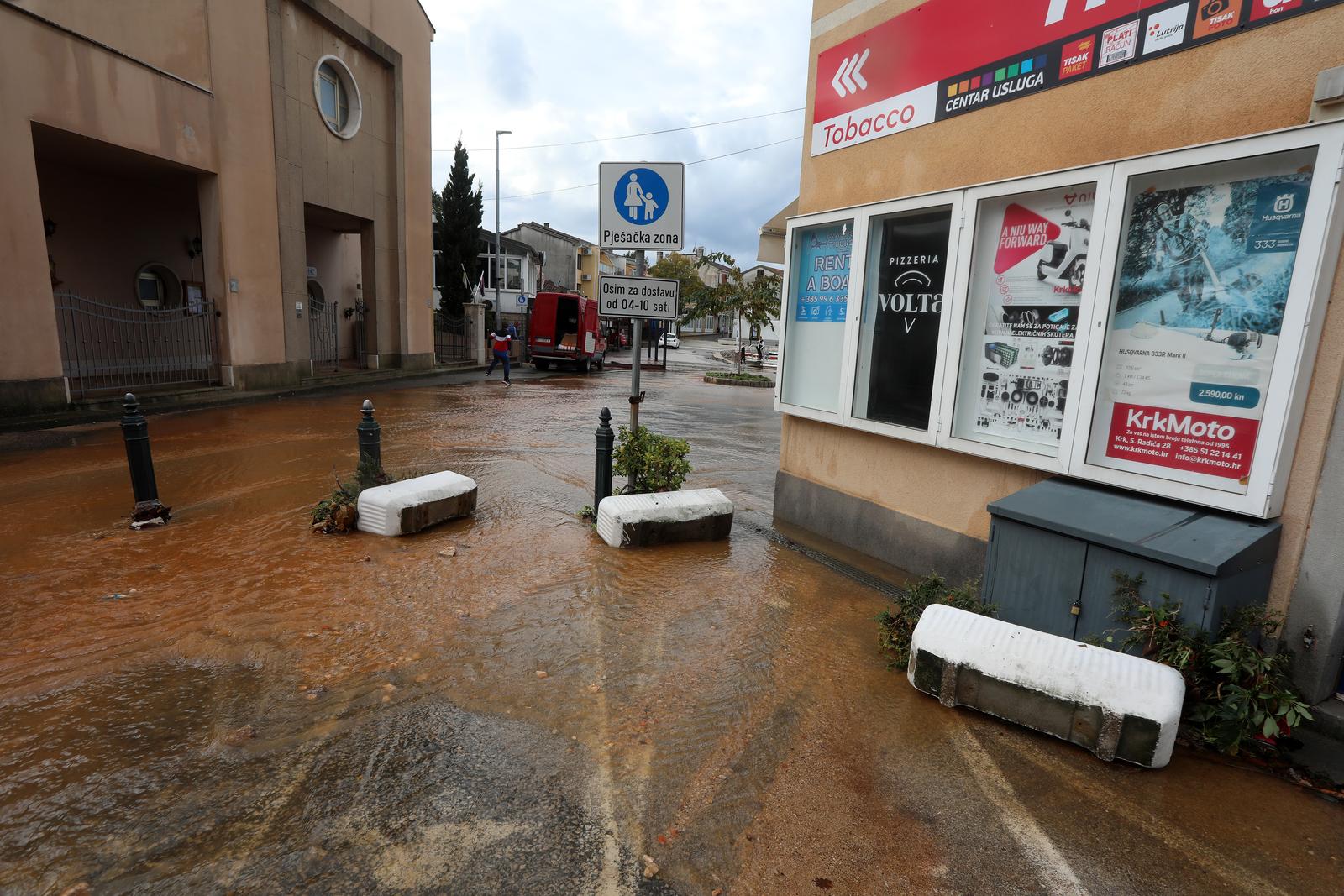 Vodena bujica potopila Malinsku Vodena bujica potopila Malinsku