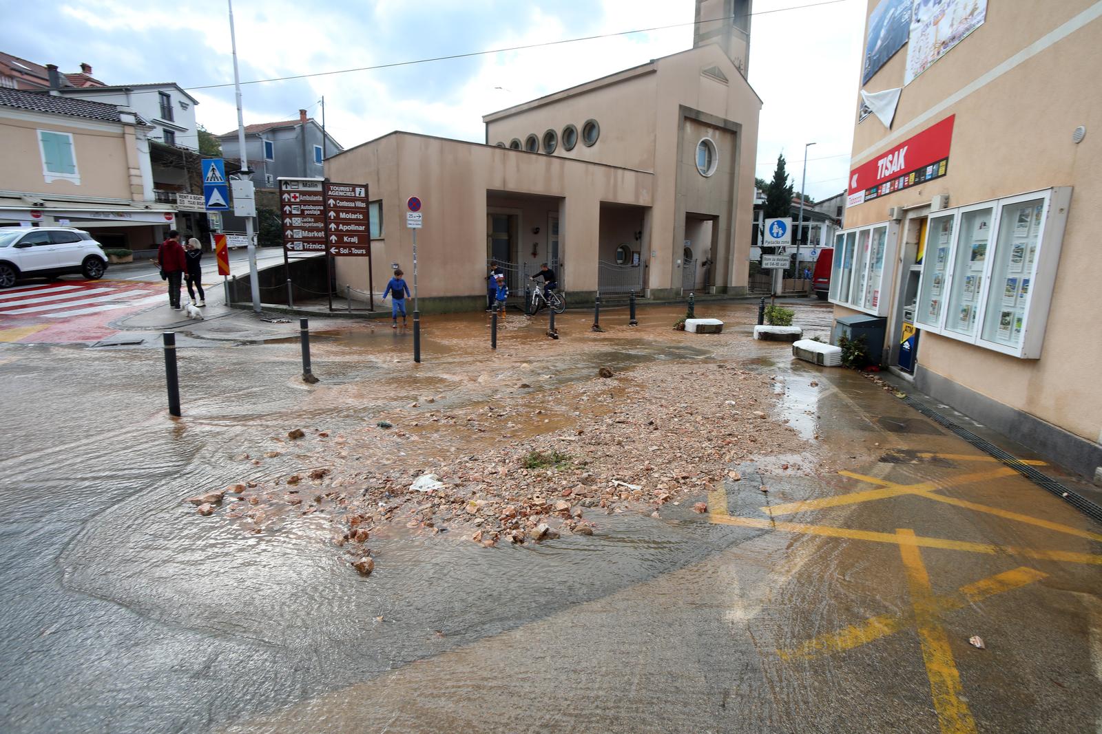 Vodena bujica potopila Malinsku Vodena bujica potopila Malinsku
