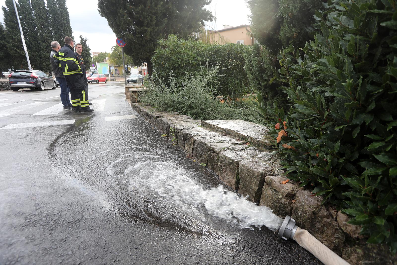 Vodena bujica potopila Malinsku Vodena bujica potopila Malinsku