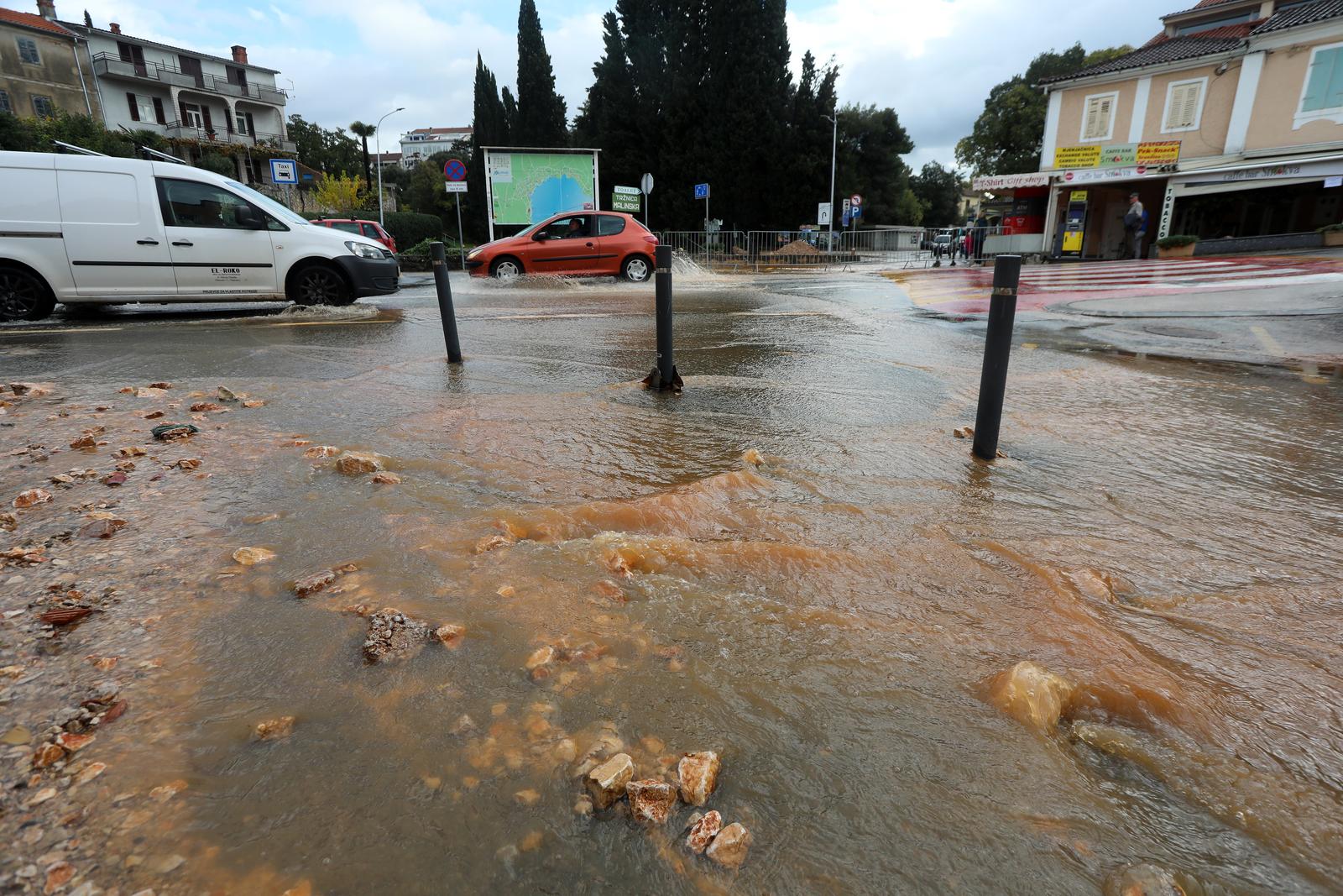 Vodena bujica potopila Malinsku Vodena bujica potopila Malinsku