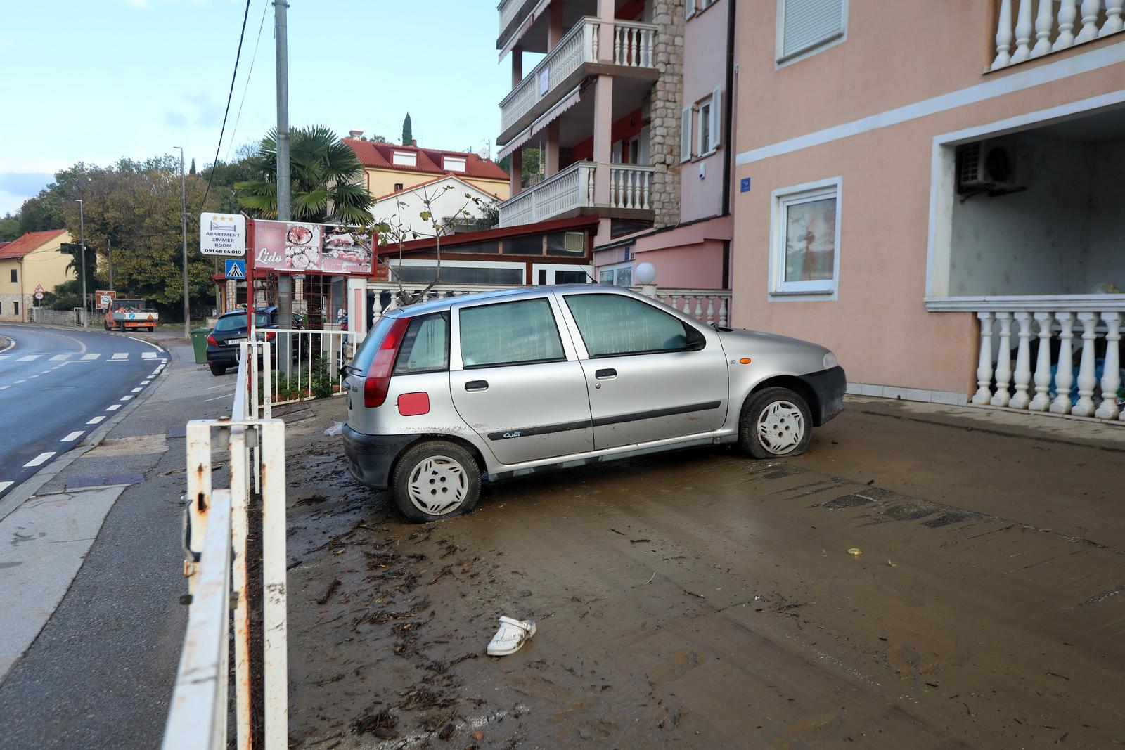 Novi Vinodolski: Uklanjanje posljedica poplave izazvane nevremenom Novi Vinodolski: Uklanjanje posljedica poplave izazvane nevremenom