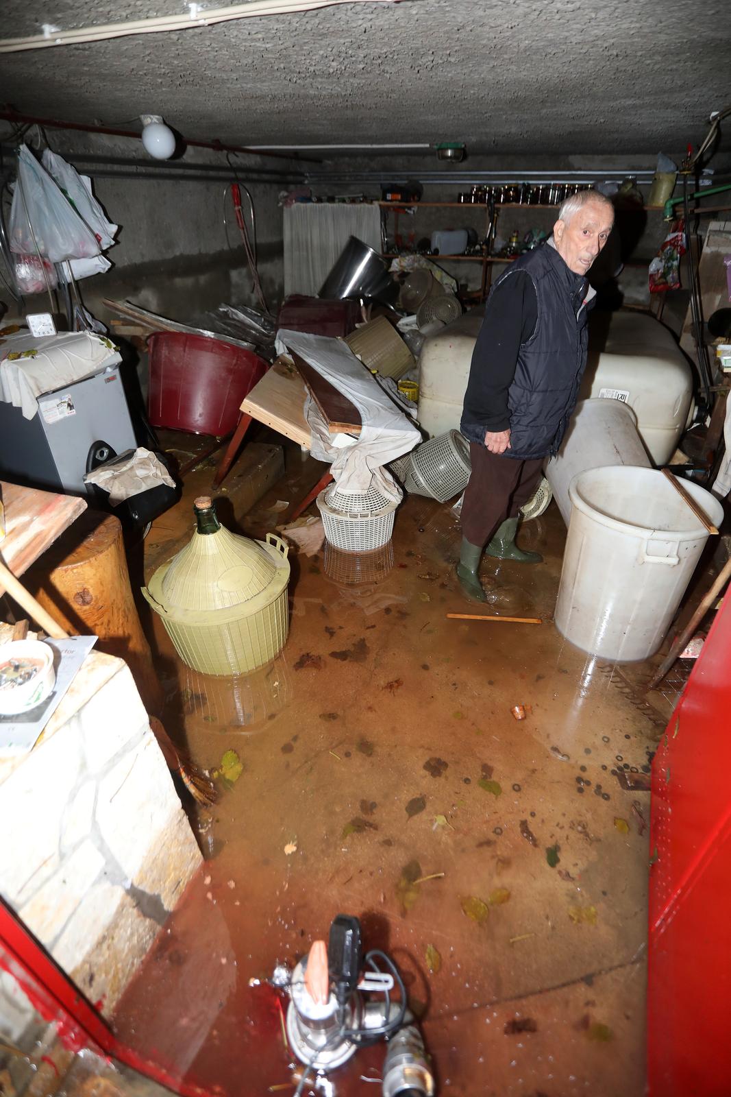 Novi Vinodolski: Uklanjanje posljedica poplave izazvane nevremenom Novi Vinodolski: Uklanjanje posljedica poplave izazvane nevremenom