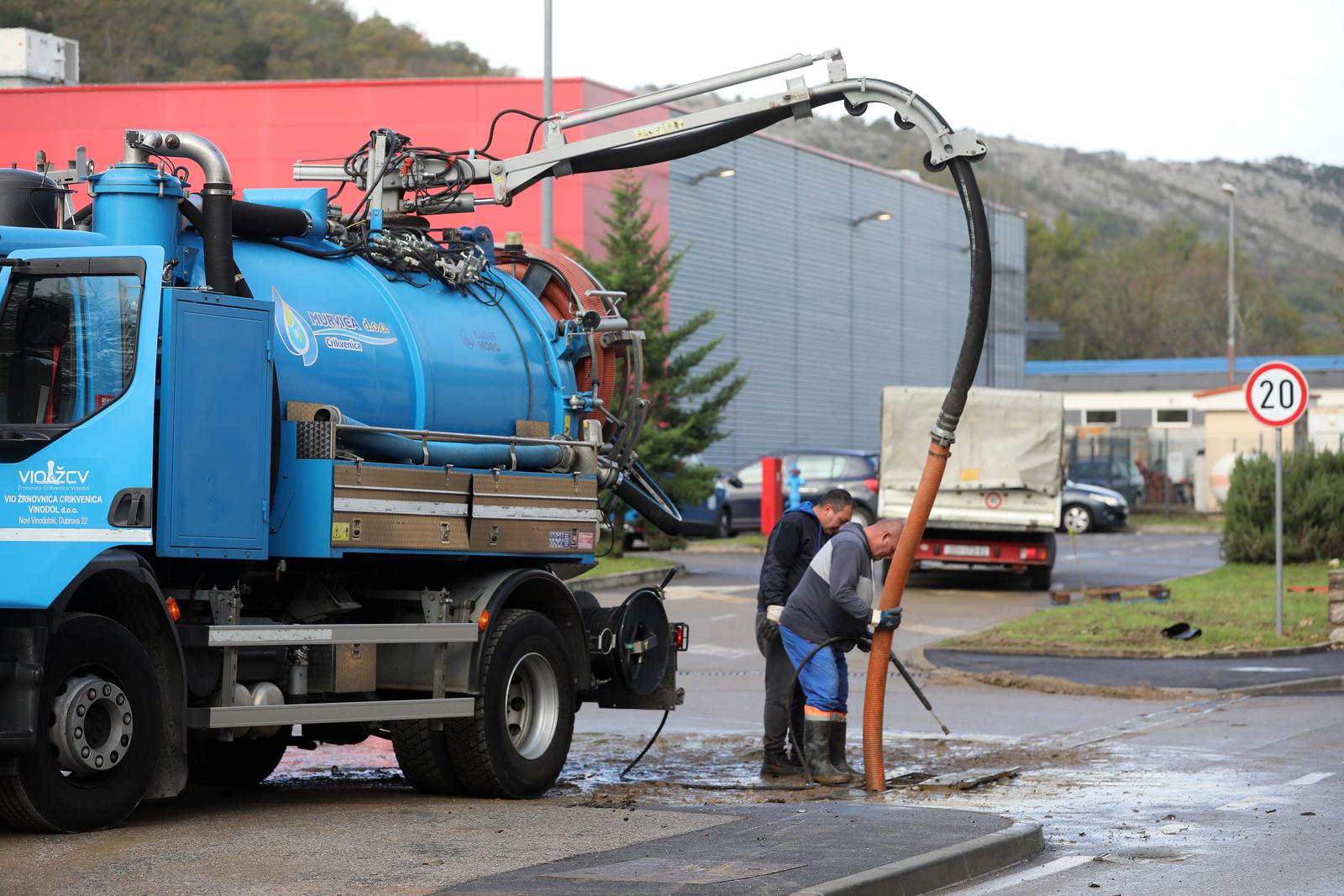 Novi Vinodolski: Uklanjanje posljedica poplave izazvane nevremenom Novi Vinodolski: Uklanjanje posljedica poplave izazvane nevremenom