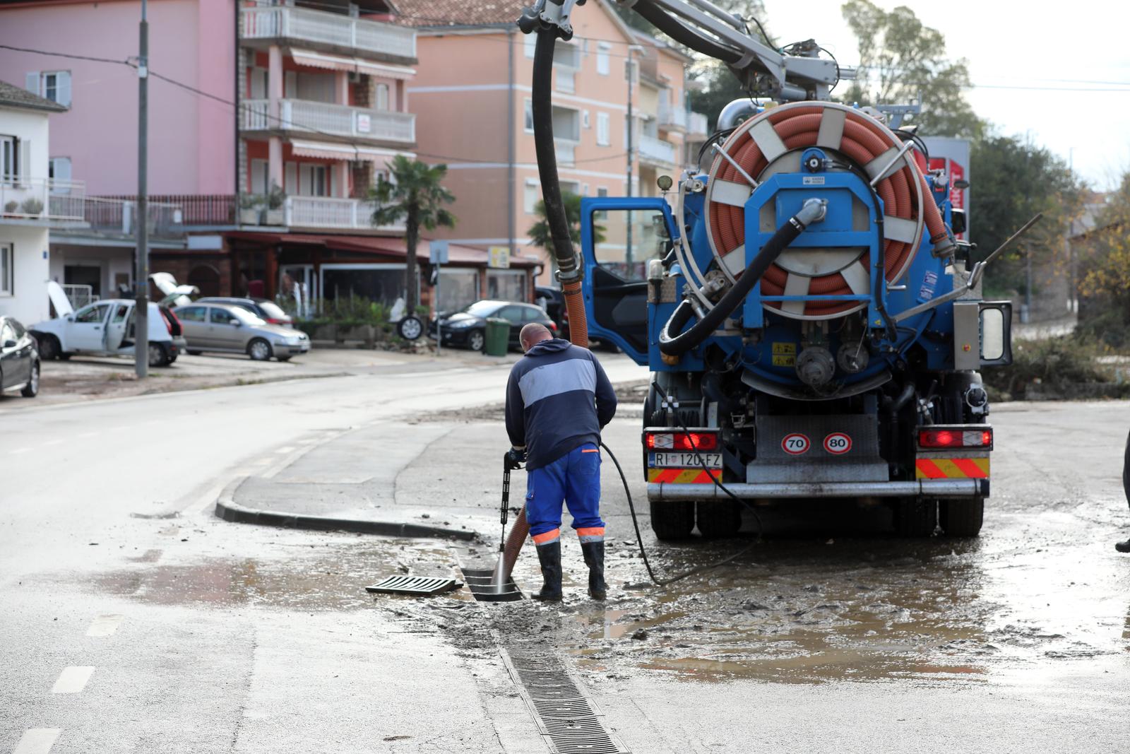 Novi Vinodolski: Uklanjanje posljedica poplave izazvane nevremenom Novi Vinodolski: Uklanjanje posljedica poplave izazvane nevremenom