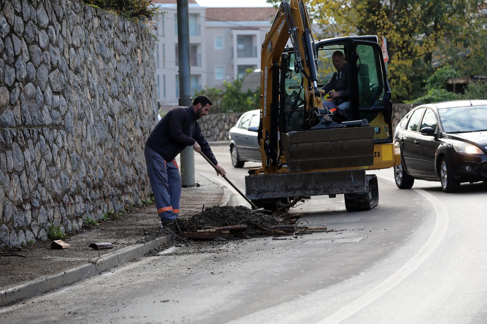Novi Vinodolski: Uklanjanje posljedica poplave izazvane nevremenom Novi Vinodolski: Uklanjanje posljedica poplave izazvane nevremenom