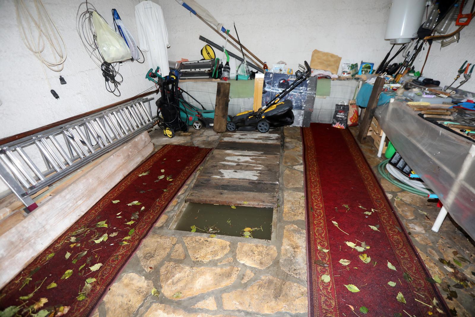 Novi Vinodolski: Uklanjanje posljedica poplave izazvane nevremenom Novi Vinodolski: Uklanjanje posljedica poplave izazvane nevremenom