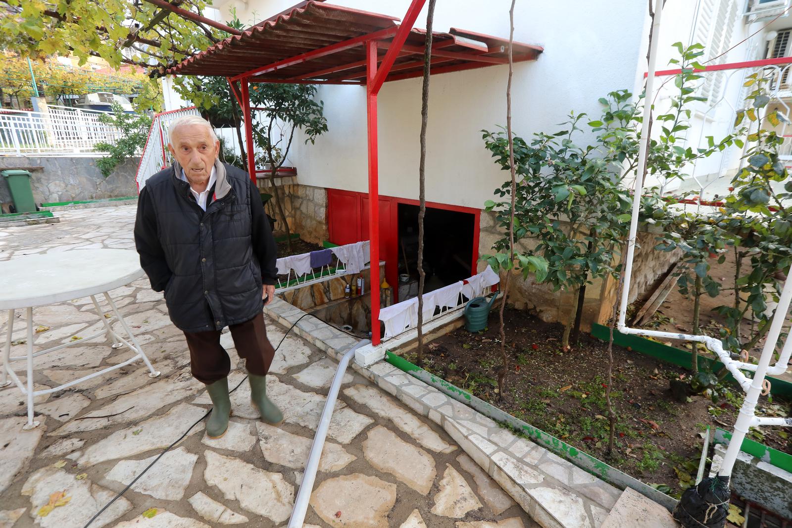 Novi Vinodolski: Uklanjanje posljedica poplave izazvane nevremenom Novi Vinodolski: Uklanjanje posljedica poplave izazvane nevremenom