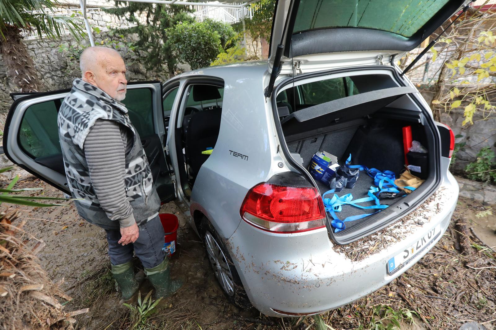 Novi Vinodolski: Uklanjanje posljedica poplave izazvane nevremenom Novi Vinodolski: Uklanjanje posljedica poplave izazvane nevremenom
