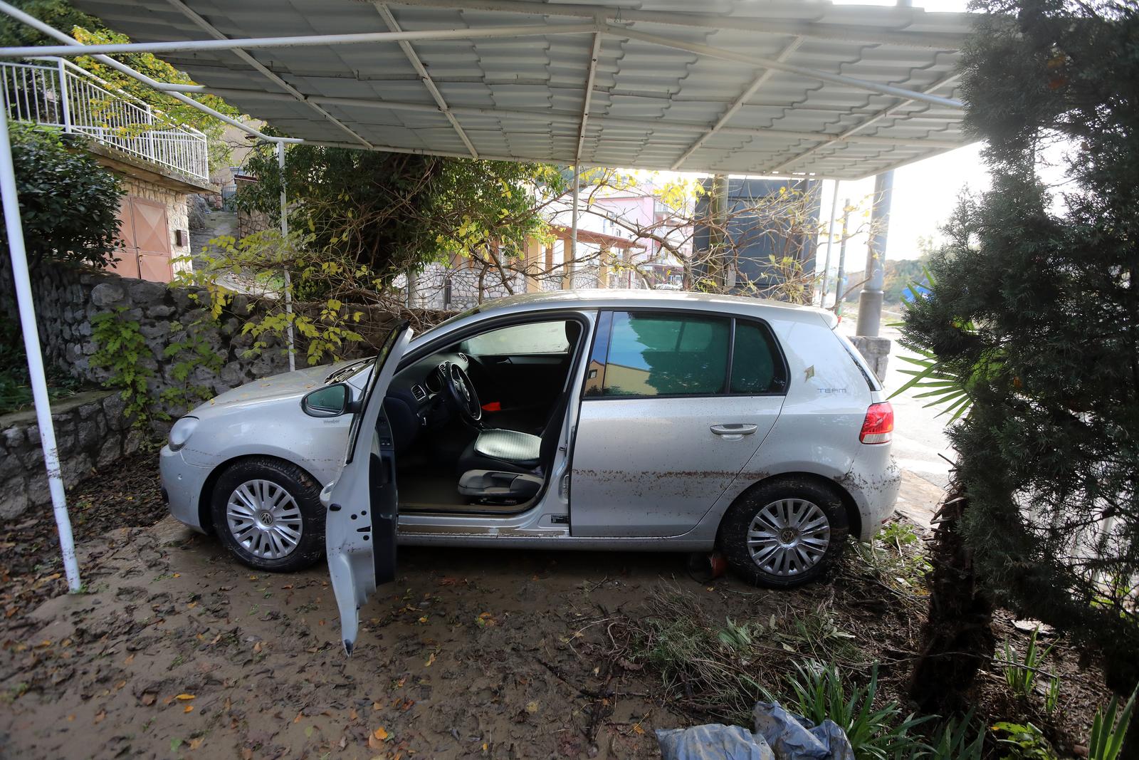 Novi Vinodolski: Uklanjanje posljedica poplave izazvane nevremenom Novi Vinodolski: Uklanjanje posljedica poplave izazvane nevremenom