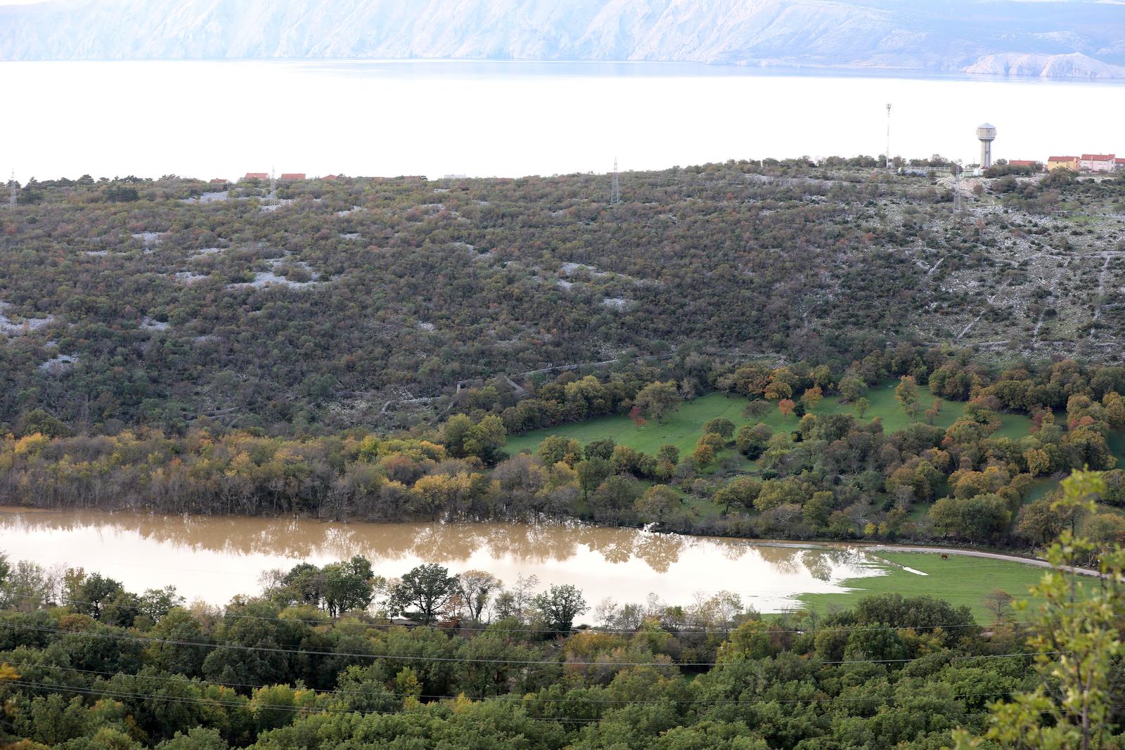 Novi Vinodolski: Uklanjanje posljedica poplave izazvane nevremenom Novi Vinodolski: Uklanjanje posljedica poplave izazvane nevremenom