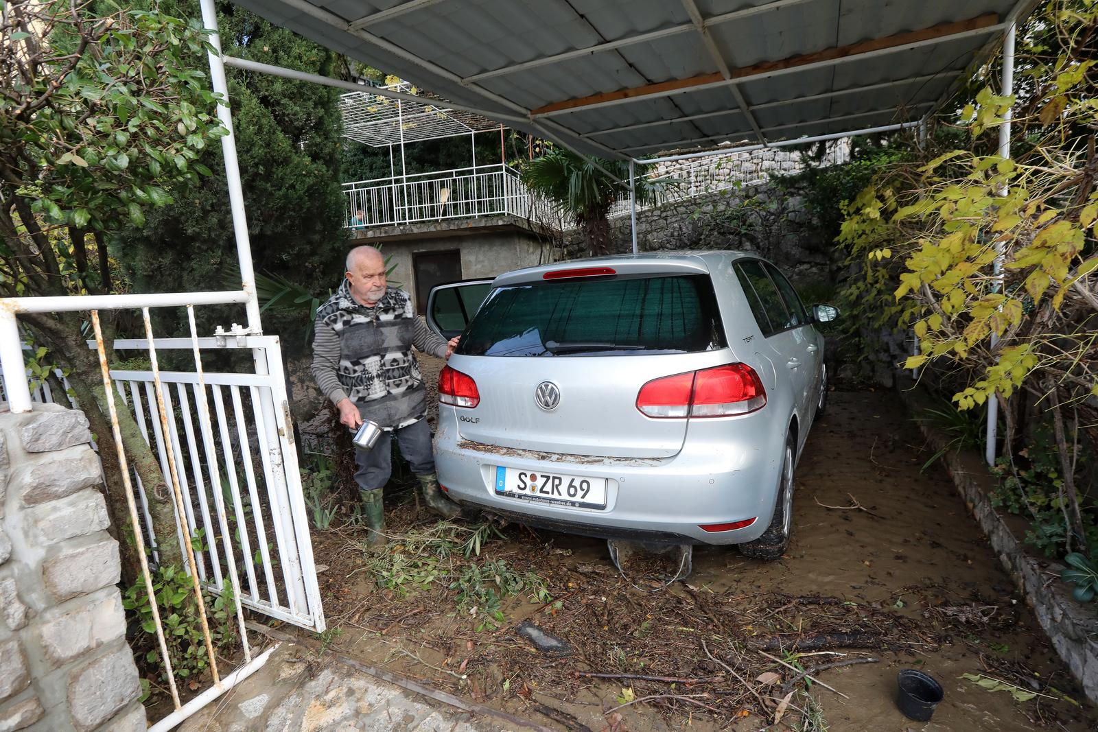 Novi Vinodolski: Uklanjanje posljedica poplave izazvane nevremenom Novi Vinodolski: Uklanjanje posljedica poplave izazvane nevremenom