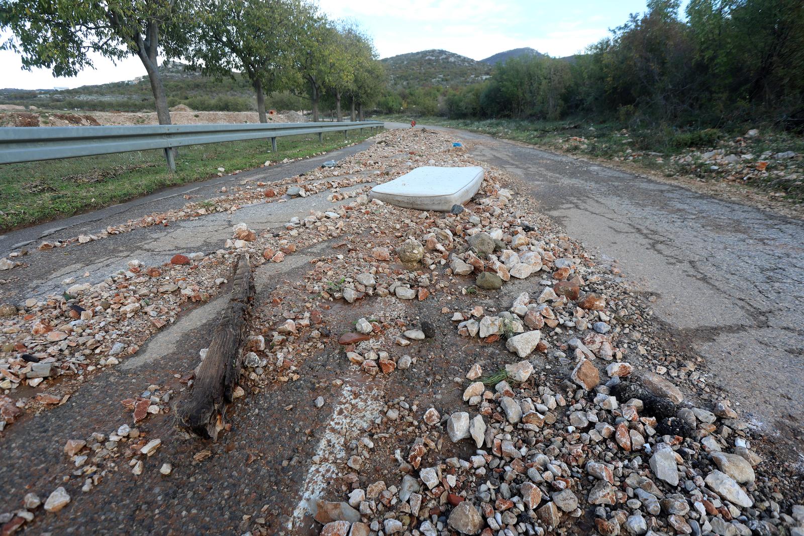 Novi Vinodolski: Uklanjanje posljedica poplave izazvane nevremenom Novi Vinodolski: Uklanjanje posljedica poplave izazvane nevremenom