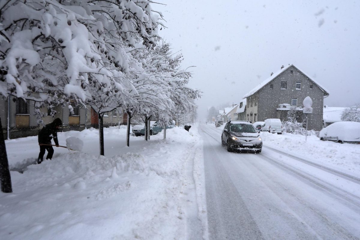 U Delnicama napadalo 40 centimetara snijega, otežan promet kroz mjesto