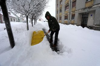 U Delnicama napadalo 40 centimetara snijega, otežan promet kroz mjesto