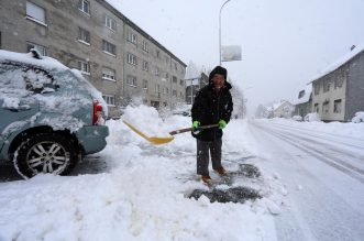 U Delnicama napadalo 40 centimetara snijega, otežan promet kroz mjesto