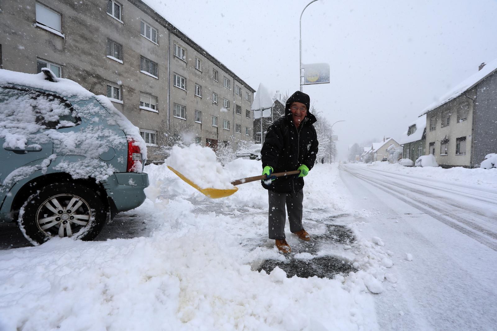 U Delnicama napadalo 40 centimetara snijega, otežan promet kroz mjesto