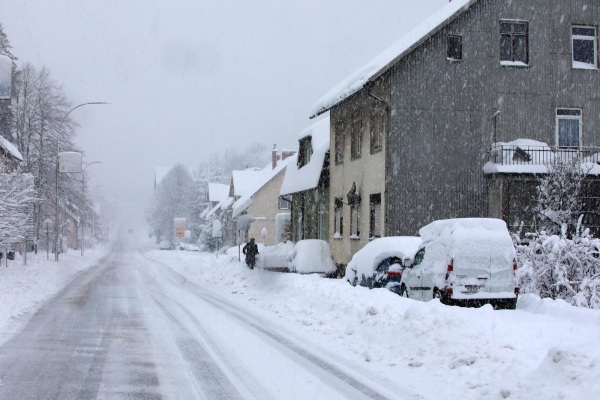 U Delnicama napadalo 40 centimetara snijega, otežan promet kroz mjesto