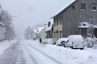 U Delnicama napadalo 40 centimetara snijega, otežan promet kroz mjesto