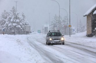 U Delnicama napadalo 40 centimetara snijega, otežan promet kroz mjesto