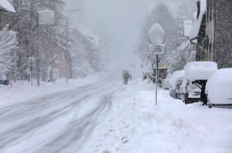 U Delnicama napadalo 40 centimetara snijega, otežan promet kroz mjesto