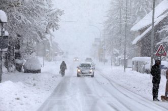 U Delnicama napadalo 40 centimetara snijega, otežan promet kroz mjesto