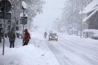 U Delnicama napadalo 40 centimetara snijega, otežan promet kroz mjesto